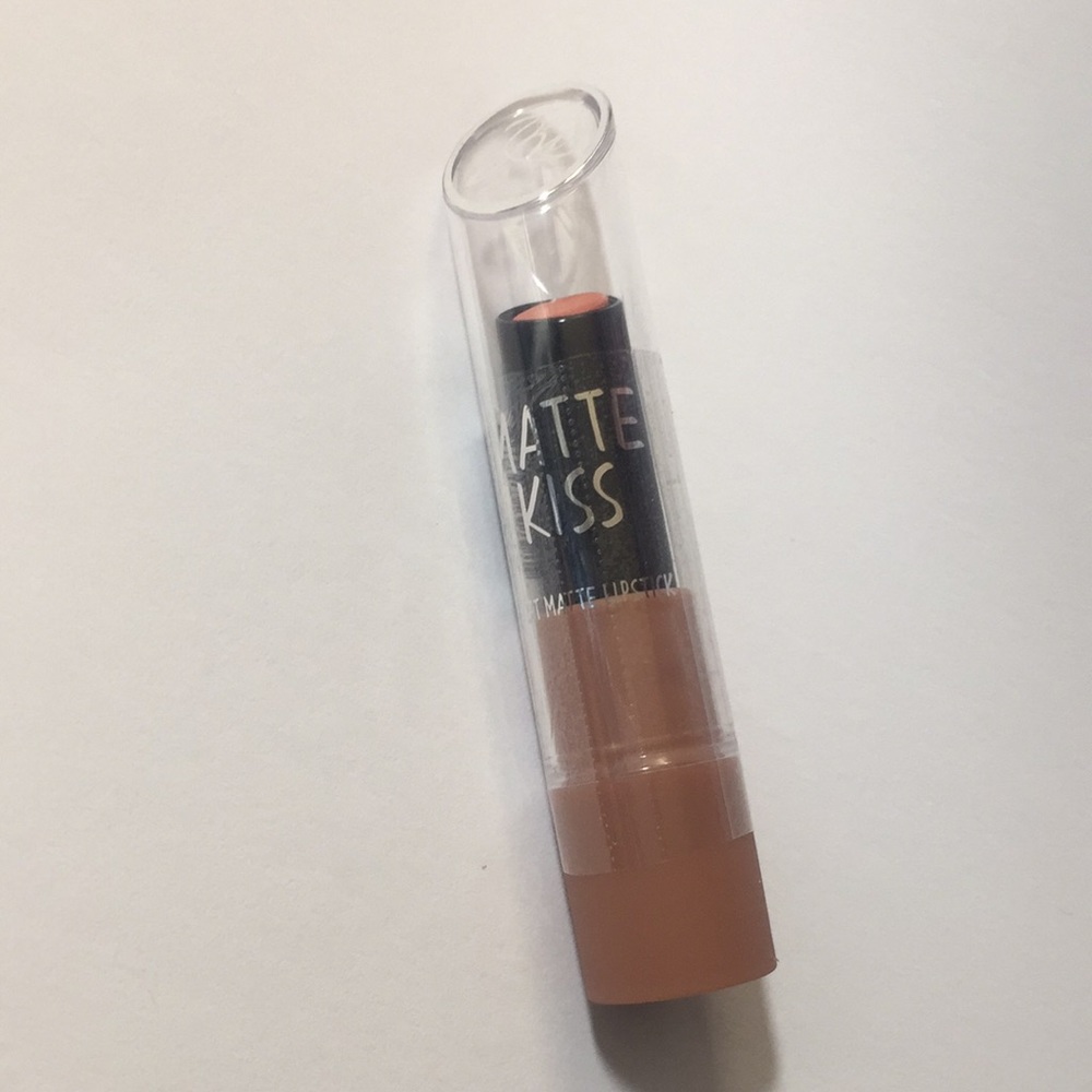Matte Kiss lipstick peach
